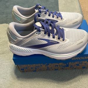 Brooks Adrenaline Sneaks